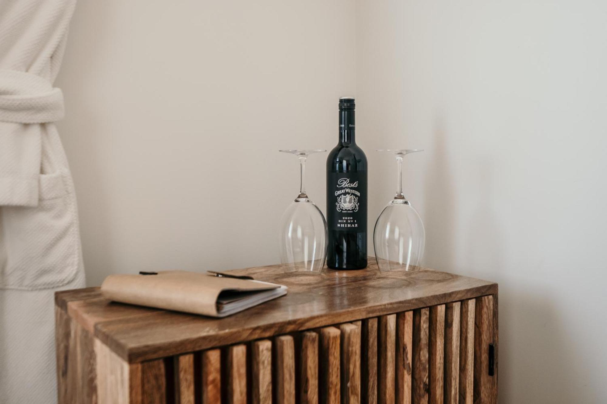 The Oak & Anchor Hotel Port Fairy Exterior foto A bottle of wine