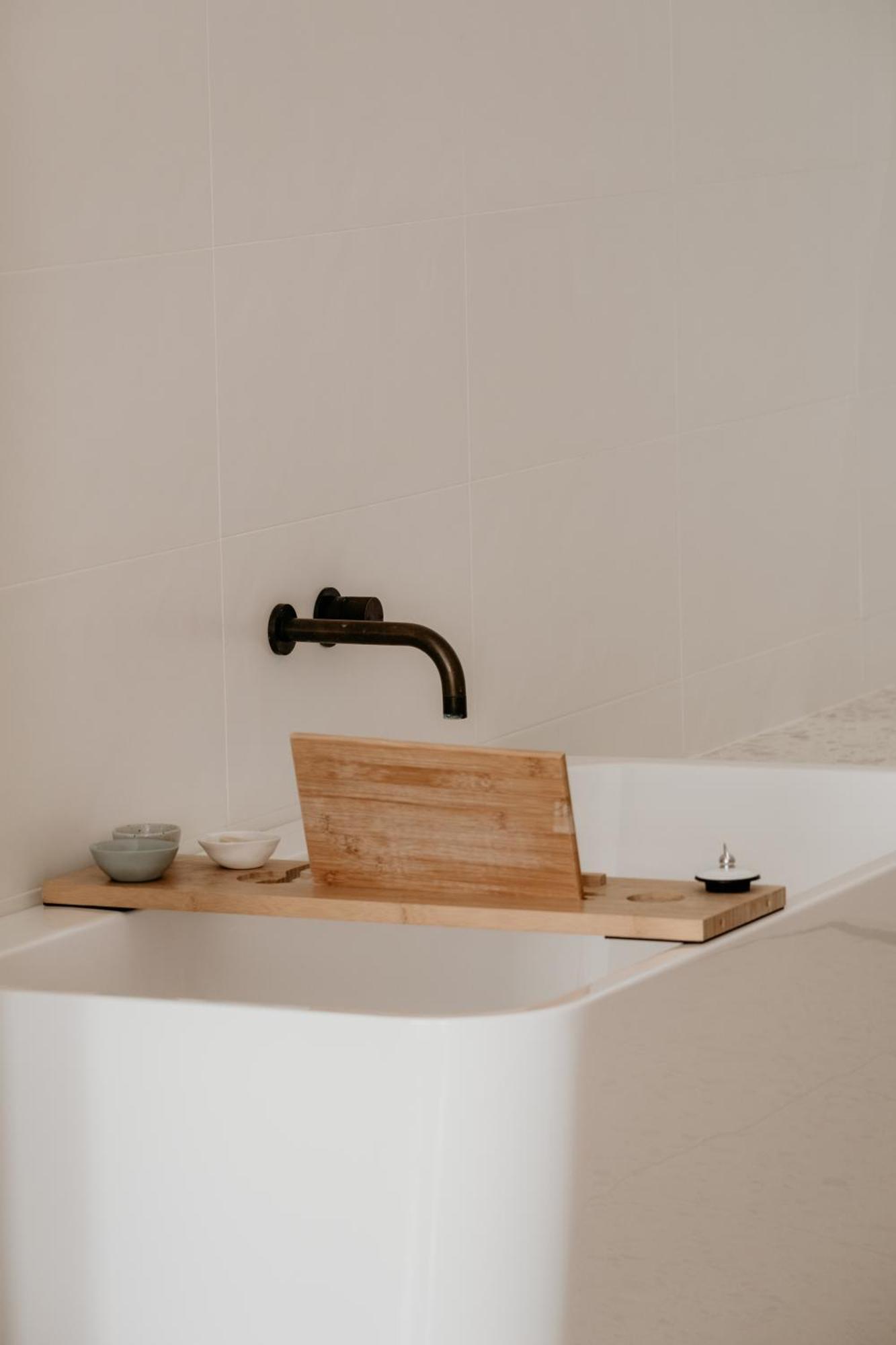 The Oak & Anchor Hotel Port Fairy Exterior foto A bath caddy